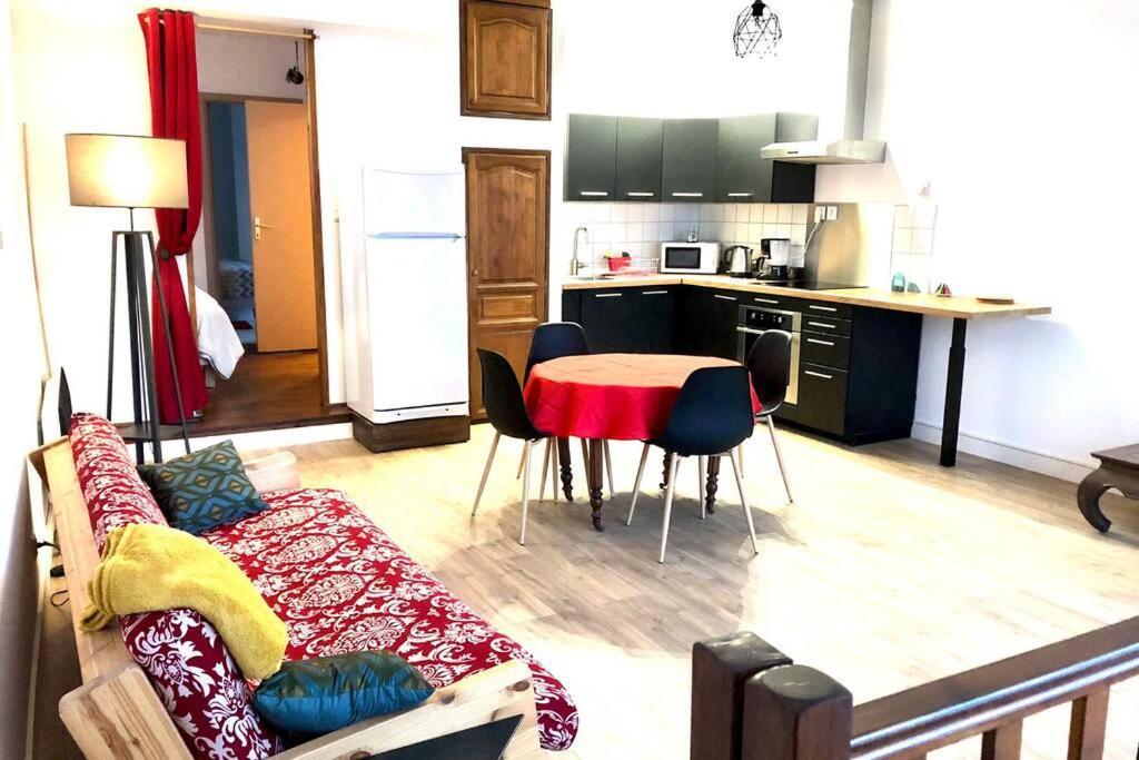 Proche Gare + Parking , Impasse Tranquille Apartment